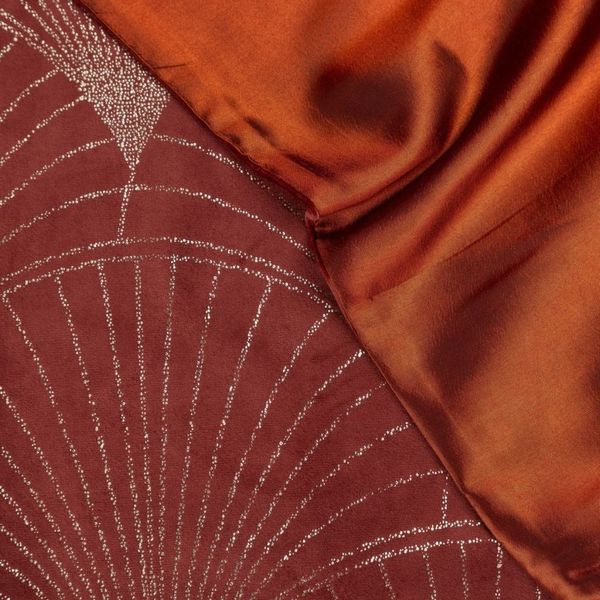 DomTextilu Zamatový stredový obrus s lesklou potlačou tehlovej farby 68654-244346 Červená