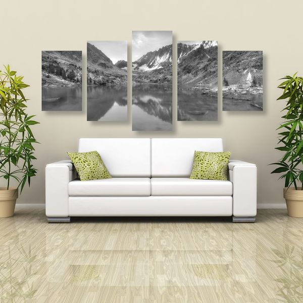 5- dielny obraz majestátne hory v čiernobielom prevedení