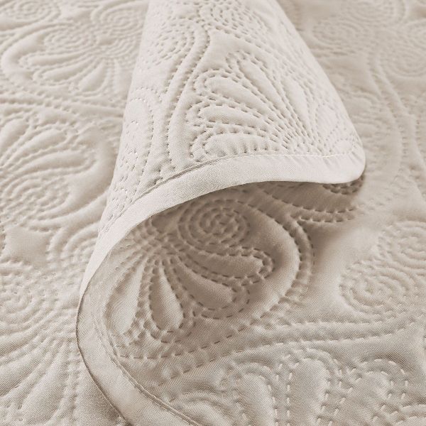 DomTextilu Krásny jemný prehoz na posteľ Leila v krémovej farbe 170 x 210 cm 67076