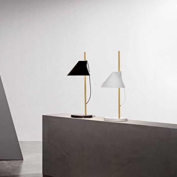 Louis Poulsen stolná lampa mramor Yuh Brass biela, Spálňa, hliník, mosadz, taliansky mramor, 10W, K: 61cm