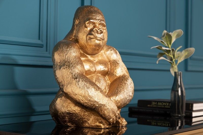 Estila Luxusná art deco dekoračná soška gorily Wilde z kovu v zlatej farbe 43cm