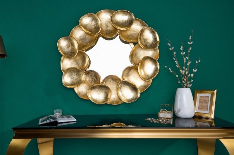 Estila Dizajnové art deco nástenné zrkadlo Amren s ozdobným kovovým rámom zlatej farby 70cm