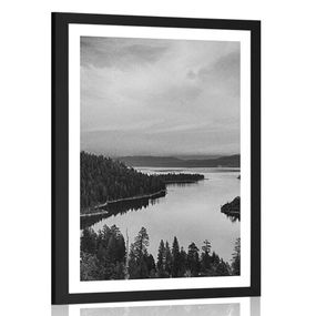 Plagát s paspartou jazero pri západe slnka v čiernobielom prevedení