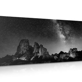 Obraz hviezdna obloha nad skalami v čiernobielom prevedení - 100x50