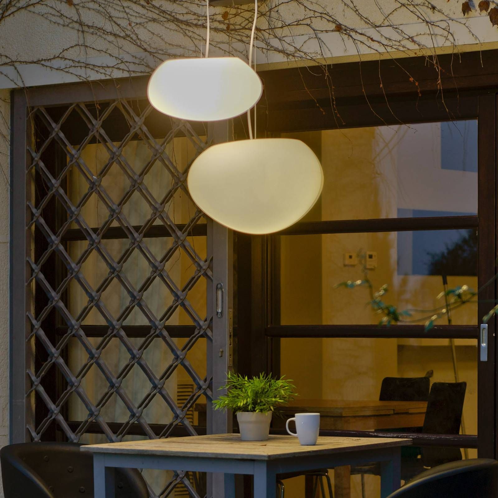 Newgarden Petra 40 závesná lampa v oválnom tvare, polyetylén, E27, 15W, P: 40 cm, L: 29 cm, K: 20cm
