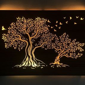 Svietiaci obraz dvoch stromov na batériu
