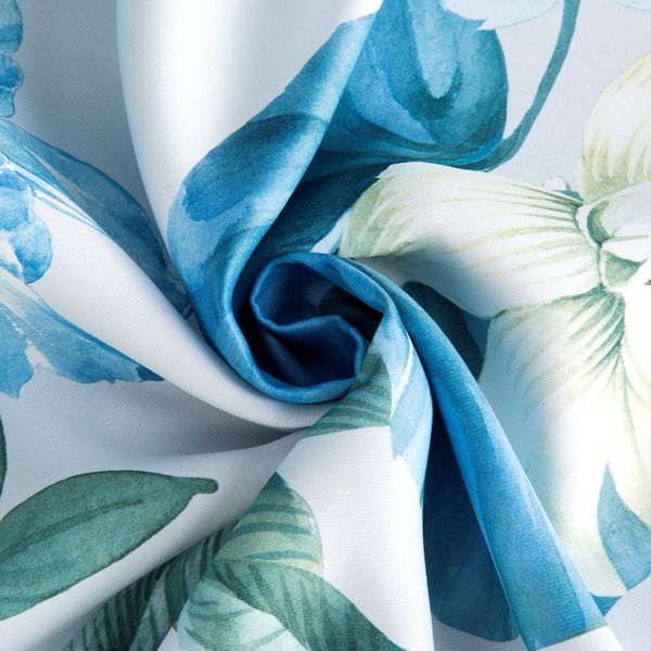Nádherné modré kvetinové závesy na štipce