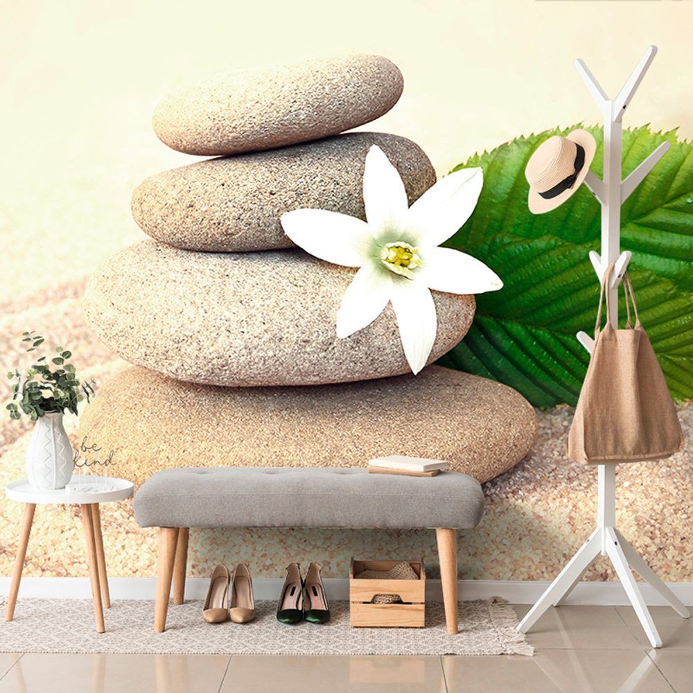 Samolepiaca fototapeta biely kvet a kamene v piesku - 450x300