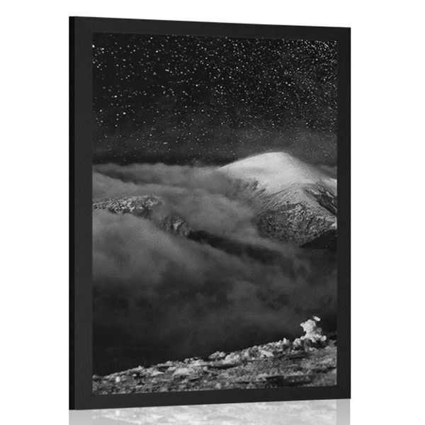 Plagát hory pod nočnou oblohou v čiernobielom prevedení - 60x90 white