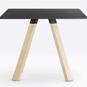PEDRALI - Stôl ARKI 5/2 - štvorcová stolová doska s dreveným podstavcom
