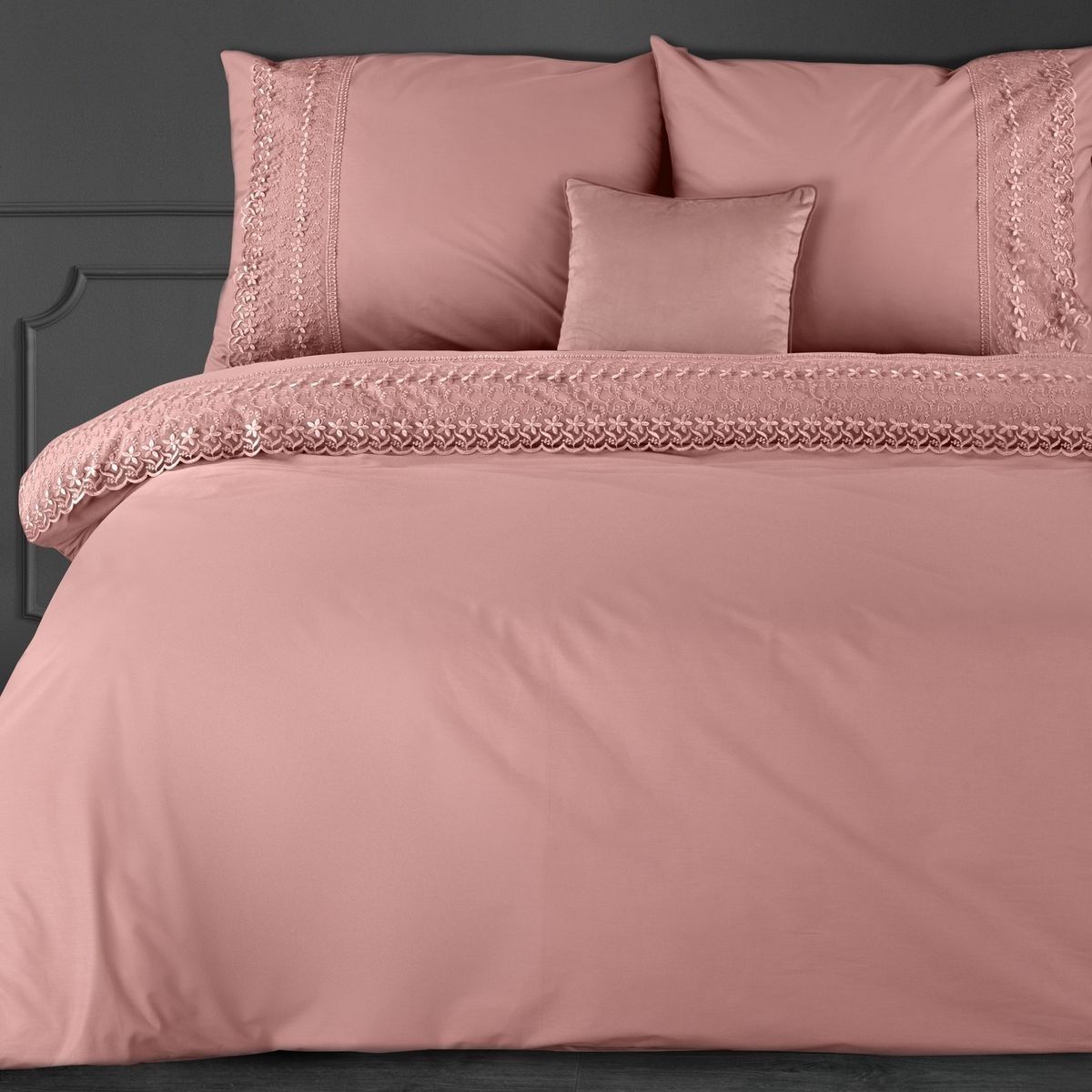 DomTextilu Romantické ružové bavlnené posteľné obliečky s francúzkou čipkou 3 časti: 1ks 200x220 + 2ks 70x80 Ružová 3 časti: 1ks 200x220 + 2ks 70x80 44860-209034