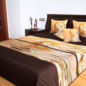 DomTextilu Prehoz na posteľ tmavohnedej farby s motívom hnedého kvetu Šírka: 220 cm | Dĺžka: 240 cm 2934-77348