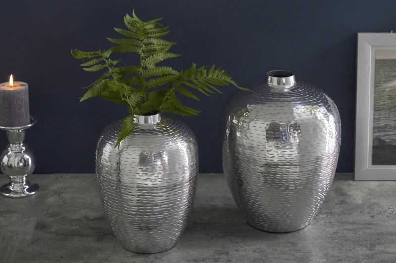 Estila Dizajnový set dvoch váz Mumbai v orientálnom štýle z kovu striebornej farby s kladivkovým vzorom