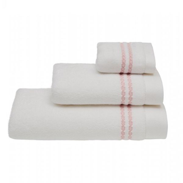 Soft Cotton 3x malý uterák CHAINE 30x50 cm. Malý froté uterák MICRO COTTON 32x50 cm z micro bavlny je zárukou najvyššej kvality. Vlákna majú vyššiu absorpciu a udržujú farebnú stálosť. Biela / modrá výšivka