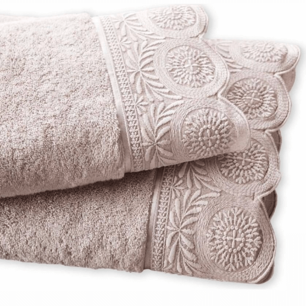 Soft Cotton Darčeková sada uterákov a osušiek QUEEN. Atraktívne, veľmi savé a jemné uteráky a osušky. Smotanová
