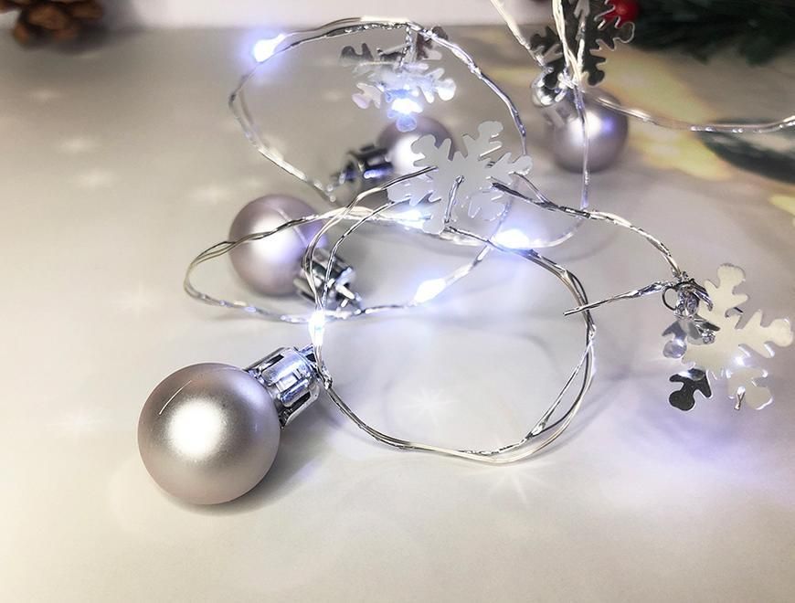 Reťaz MagicHome Vianoce Ball, 20x LED studená biela, s guľami a vločkami, strieborná, 2xAA, jednoduché svietenie, osvetlenie, L-1,9 m