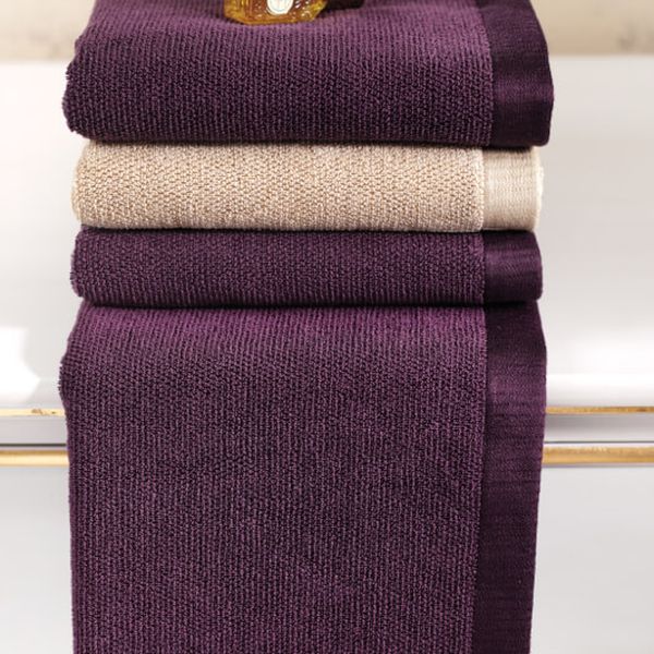 Soft Cotton Osuška LORD 85x150 cm. Froté osušky LORD zo 100% česanej bavlny zaručujú najlepšiu jemnosť a stálosť vo Vašej kúpeľni. Tmavo fialová