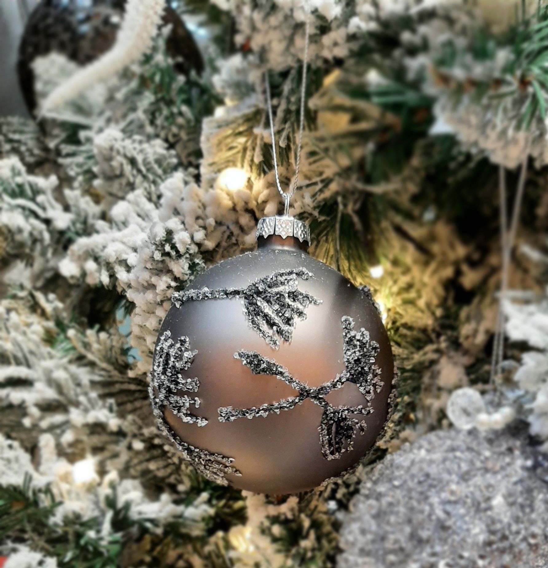 Sklenená vianočná guľa Leaf/matt dark grey, 8 cm