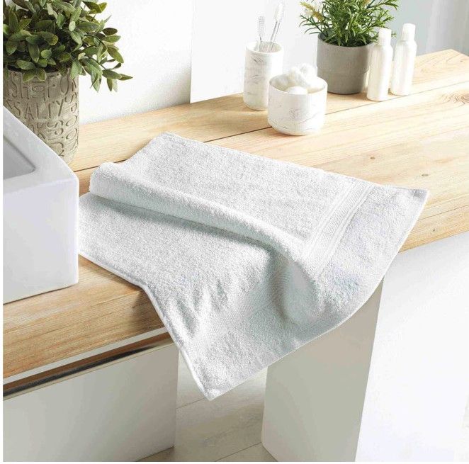 Prijemný biely bavlnený uterák s rozmerom 50x90 cm