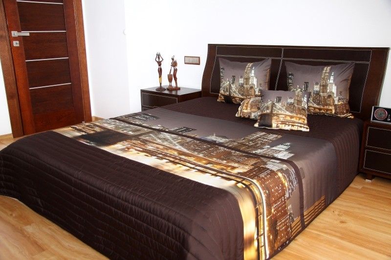 DomTextilu Prehoz na posteľ tmavohnedej farby s motívom večerného mesta Šírka: 220 cm | Dĺžka: 240 cm 2935-131065