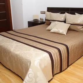 DomTextilu Prehoz na manželskú posteľ svetlo hnedej farby s pruhovaným motívom Šírka: 240 cm | Dĺžka: 240 cm 2965-104030