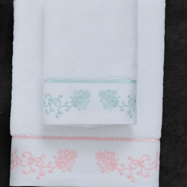 Soft Cotton Malý uterák DIARA 30x50 cm. Malý froté uterák DIARA 30x50 cm z bavlny je zárukou najvyššej kvality. Vlákna majú vyššiu absorpciu a udržujú farebnú stálosť. Biela / ružová výšivka