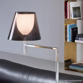 FLOS KTribe F1 stojaca lampa, dymová sivá, Obývacia izba / jedáleň, PMMA, polykarbonát, hliník, E27, 100W, K: 112cm