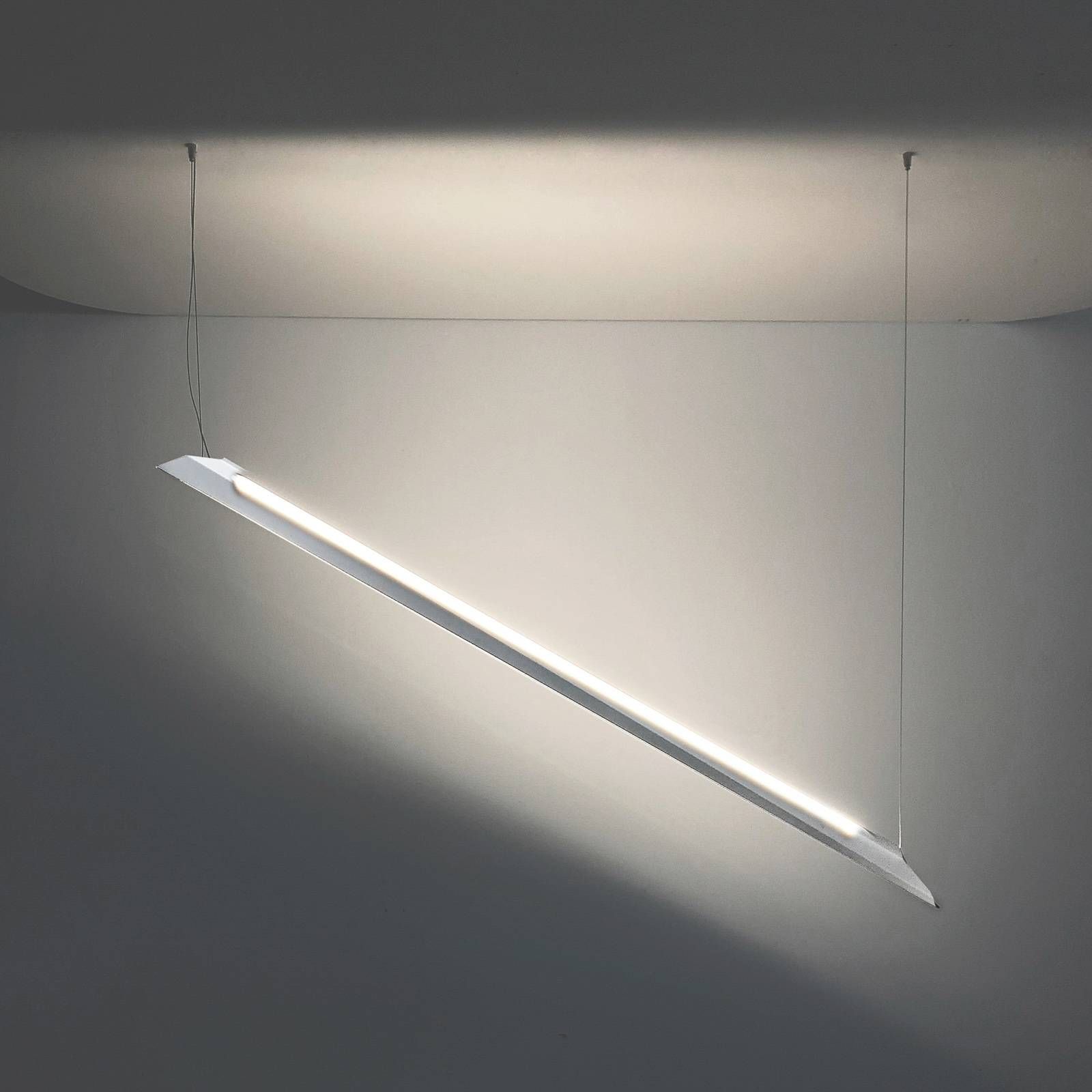 Knikerboker Schegge závesné LED 2-pl. biele, Obývacia izba / jedáleň, hliník, 50W, P: 160 cm, L: 6.5 cm, K: 5.5cm