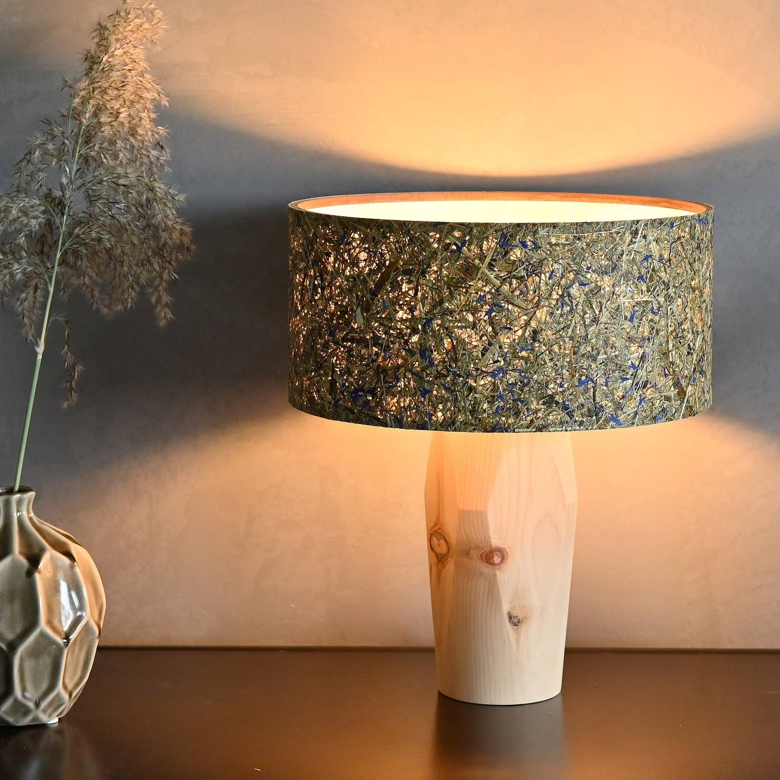 LeuchtNatur Pura stolová LED lampa limba/nevädza, Obývacia izba / jedáleň, drevo, alpské seno, E27, 7W, K: 33cm