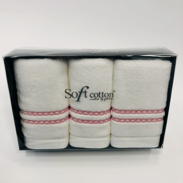 Soft Cotton 3x malý uterák CHAINE 30x50 cm. Malý froté uterák MICRO COTTON 32x50 cm z micro bavlny je zárukou najvyššej kvality. Vlákna majú vyššiu absorpciu a udržujú farebnú stálosť. Biela / modrá výšivka