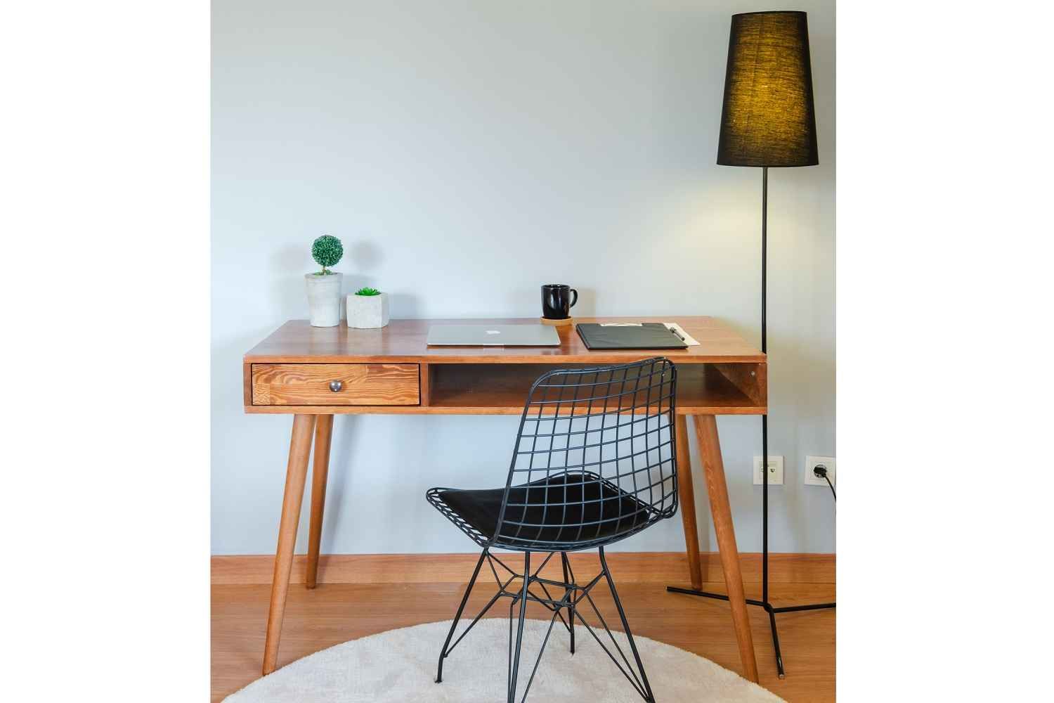 Sofahouse Dizajnový písací stôl Josie 110 cm vzor orech