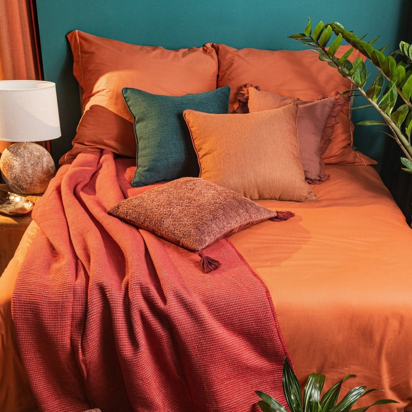 Bavlnená posteľná súprava v oranžovej farbe MAROCCO s ozdobným okrajom a lemom na vankúšoch