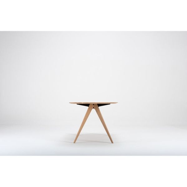 Jedálenský stôl z dubového dreva Gazzda Ava, 140 x 90 cm