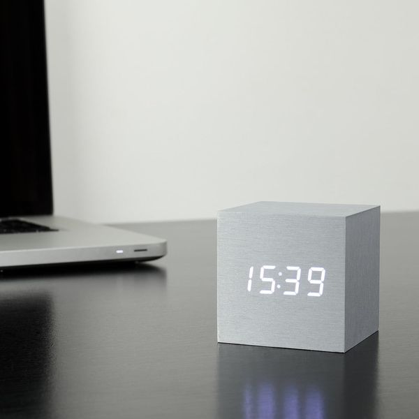 Sivý budík s bielym LED displejom Gingko Cube Click Clock