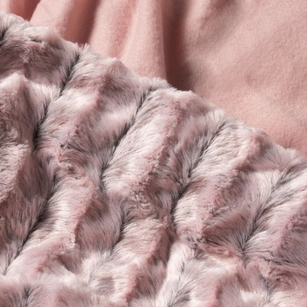 DomTextilu Mäkký ružový prehoz na posteľ s kožušinovou štruktúrou s 3D efektom Šírka: 70 cm | Dĺžka: 160 cm 21779-153398