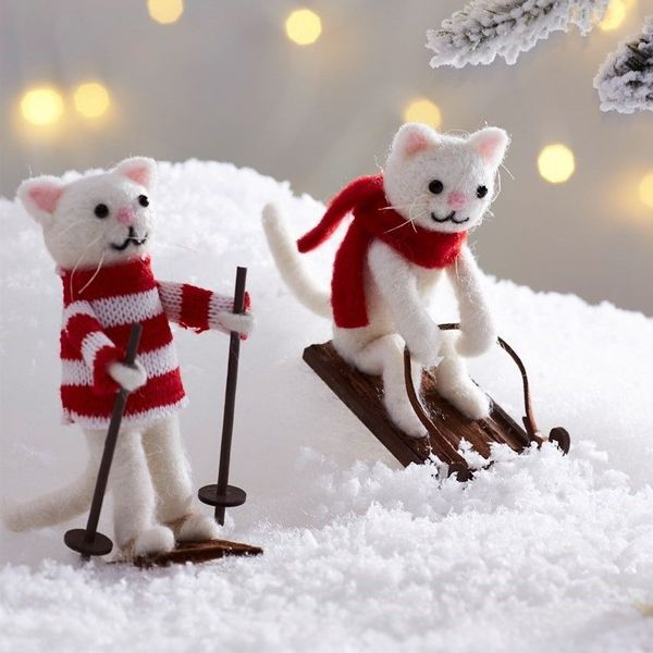 sass & belle Vianočné ozdoby Skiing & Sledging Cat Mačička na sánkach