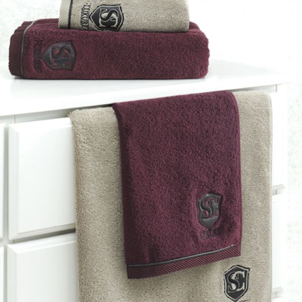 Soft Cotton Malé uteráky LUXURY 32x50 cm, 3 ks. Malý uterák LUXURY zo 100% česanej bavlny je v ponuke v dvoch veľmi zaujímavých farbách: Bordo a béžovej. Bordo