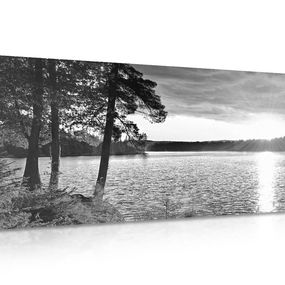 Obraz západ slnka nad jazerom v čiernobielom prevedení