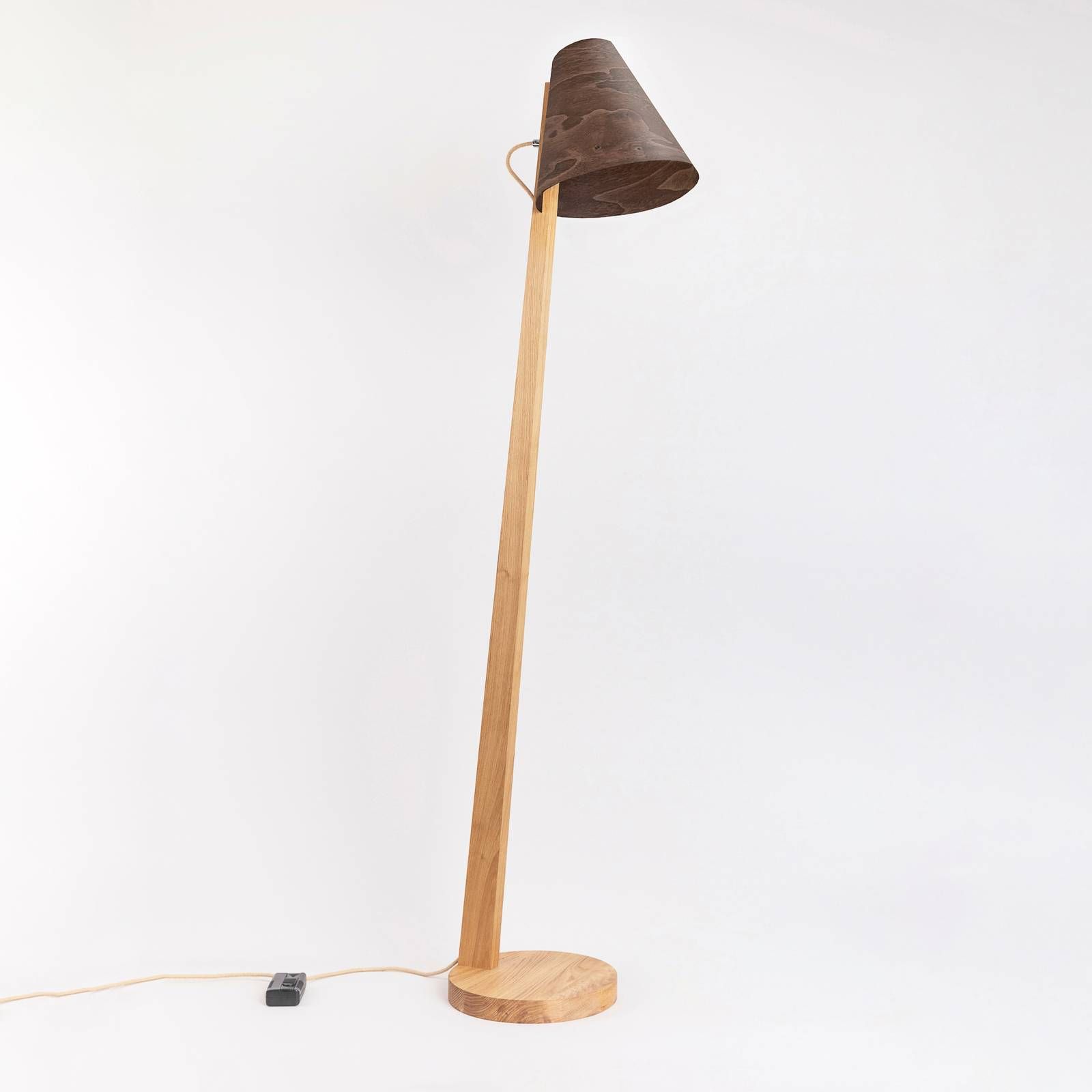 Almut von Wildheim ALMUT 1411 stojaca lampa zakrivená Ø 30 cm orech, Obývacia izba / jedáleň, dubové drevo, orechové drevo, E27, 52W, K: 167cm