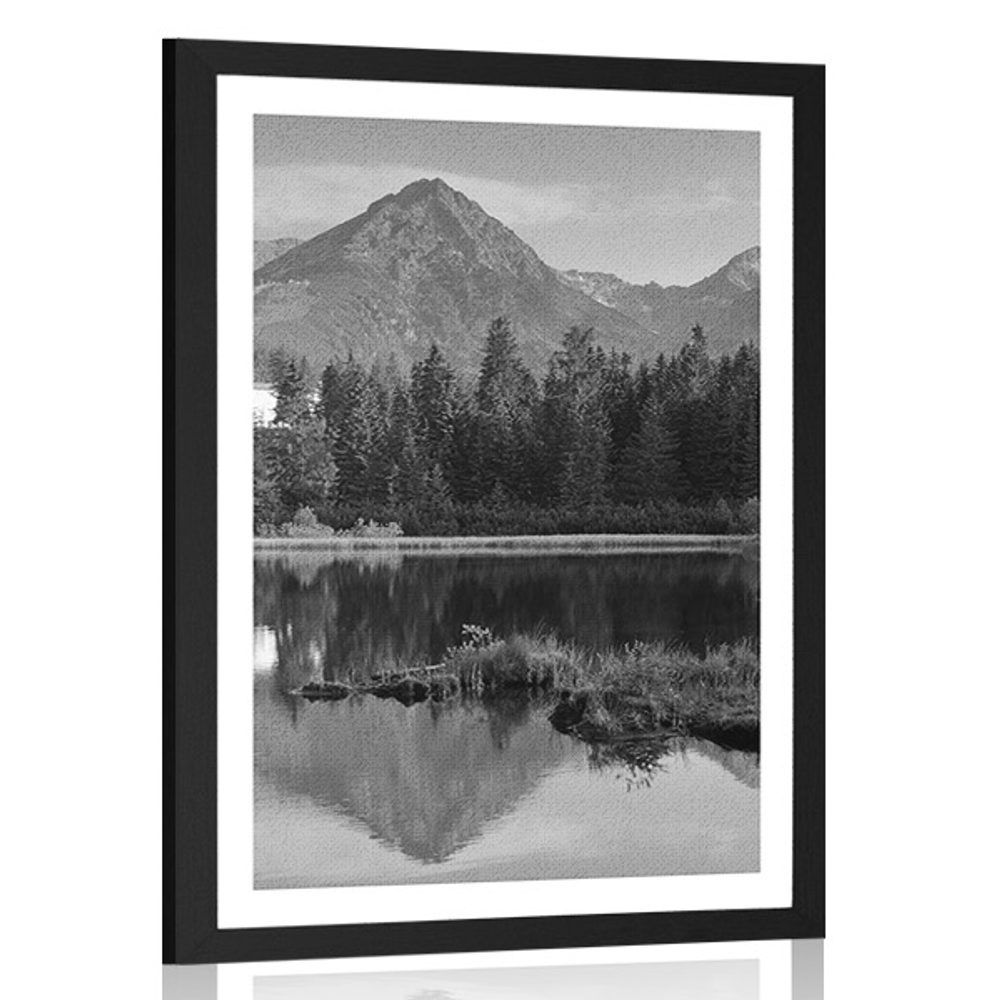 Plagát s paspartou nádherná panoráma hôr pri jazere v čiernobielom prevedení - 60x90 silver