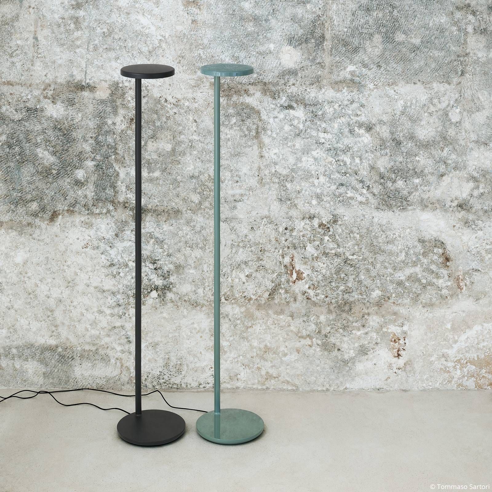 FLOS Oblique Floor stojacia LED lampa, 927, šalvia, Obývacia izba / jedáleň, odliatok hliníkovej zliatiny, metakrylát, 8W, K: 107.4cm