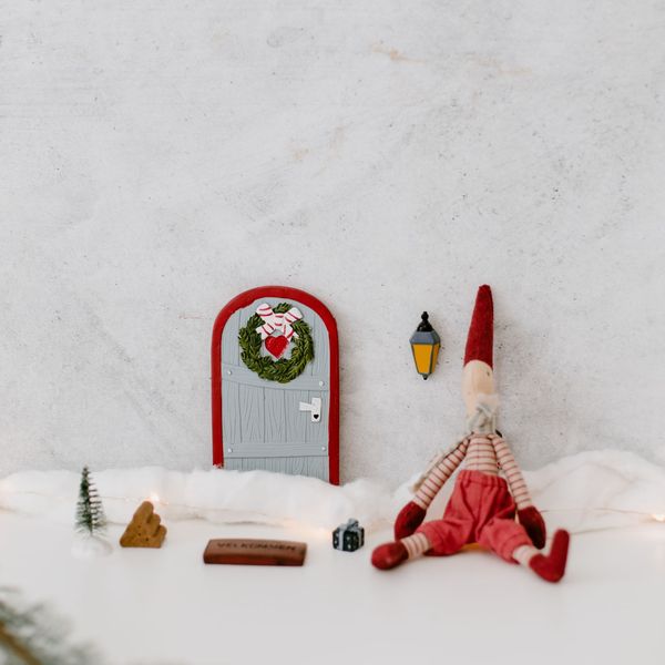 Det Gamle Apotek Dekoratívne dvierka pre vianočných škriatkov Nisse Door Grey - set 6 ks