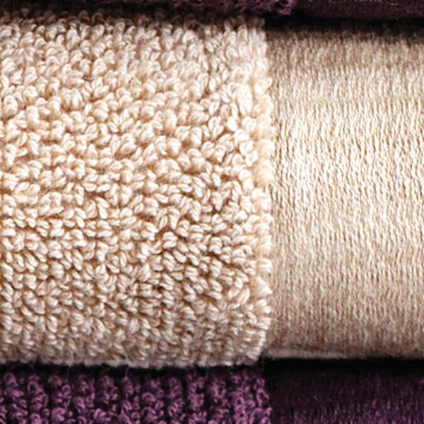 Soft Cotton Uterák LORD 50x100 cm. Froté vaflové uteráky LORD 50x100 cm s vysokou gramážou a antibakteriálnou ochranou sú vyrobené z egejskej 100% česanej bavlny. Tmavo fialová
