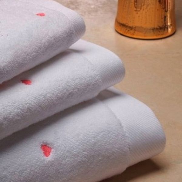Soft Cotton Malé uteráky MICRO LOVE 30x50 cm. Jemný, napriek tomu pútavý dizajn so srdiečkami z tej najjemnejšej bavlny. Biela / lila srdiečka