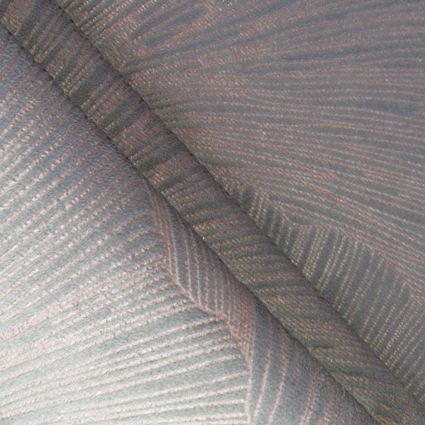 DomTextilu Elegantný zamatový stredový obrus v striebornej farbe s krásnym vzorom 53867-233372 strieborná