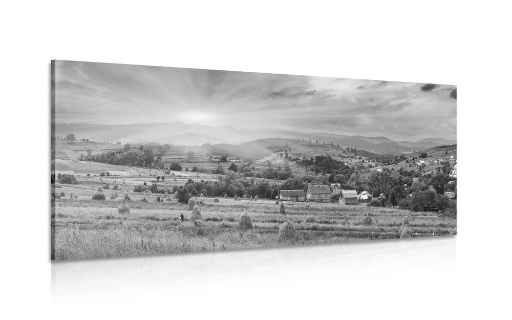 Obraz stohy sena v karpatských horách v čiernobielom prevedení
