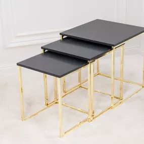 Estila Art deco sada troch príručných stolíkov Trastoll štvorcového tvaru v antracitovom prevedení so zlatými nožičkami 42cm