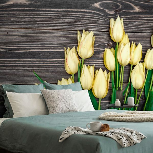 Samolepiaca fototapeta žlté tulipány na drevenom podklade - 300x200