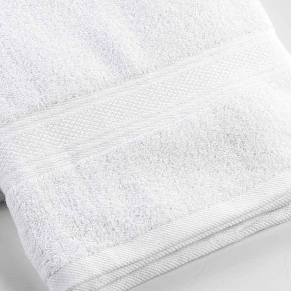 Prijemný biely bavlnený uterák s rozmerom 50x90 cm