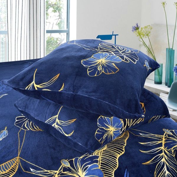 DomTextilu Mikroplyšové posteľné obliečky modrej farby s rastlinným motívom  Modrá 68698-244461